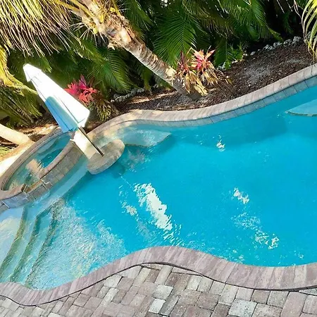 Kiwi Cottage *Heated Pool+Spa+ Walk To The Beach!